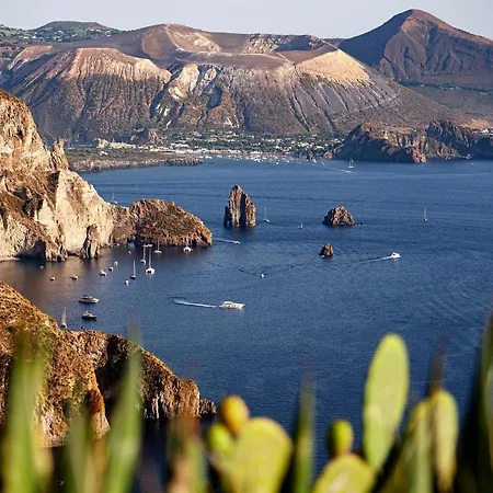 Trilo - Vulcano On Sea Shore - Happy